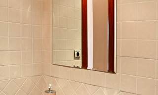 Charmante rijwoning te koop in een eerstelijnstrand complex ten oosten van Marbella centrum 49670 