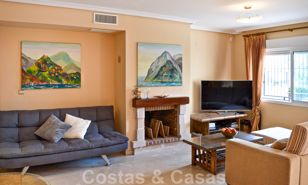 Charmante rijwoning te koop in een eerstelijnstrand complex ten oosten van Marbella centrum 49672