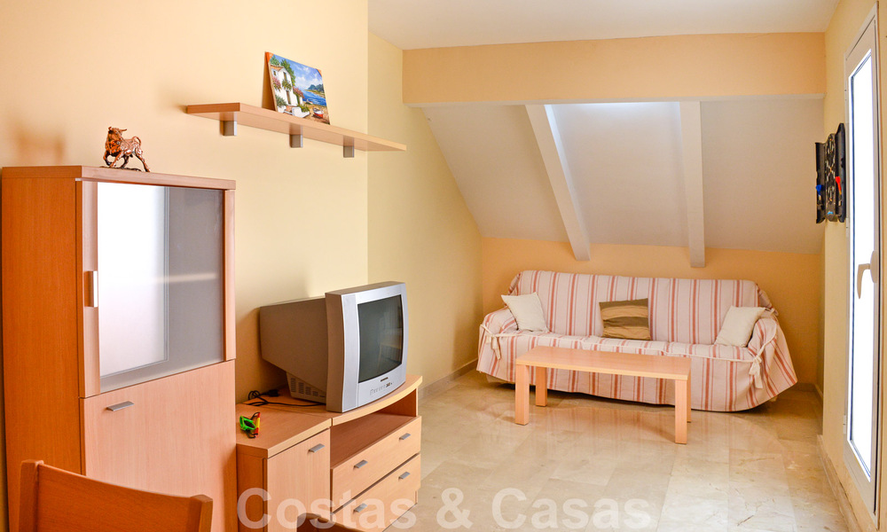 Charmante rijwoning te koop in een eerstelijnstrand complex ten oosten van Marbella centrum 49678