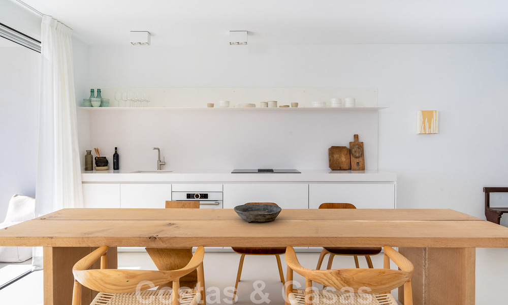 Gerenoveerd eerstelijnstrand appartement te koop in een mediterraan strandcomplex met panoramisch zeezicht, op de New Golden Mile tussen Marbella en Estepona 49034