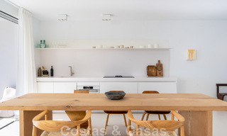 Gerenoveerd eerstelijnstrand appartement te koop in een mediterraan strandcomplex met panoramisch zeezicht, op de New Golden Mile tussen Marbella en Estepona 49034 