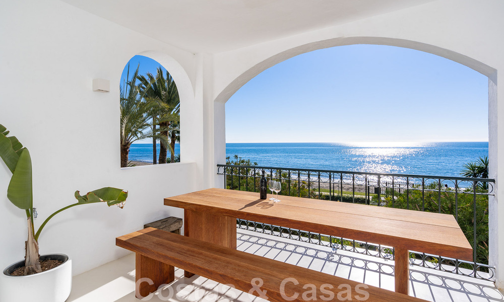 Gerenoveerd eerstelijnstrand appartement te koop in een mediterraan strandcomplex met panoramisch zeezicht, op de New Golden Mile tussen Marbella en Estepona 49035