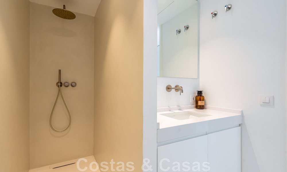 Gerenoveerd eerstelijnstrand appartement te koop in een mediterraan strandcomplex met panoramisch zeezicht, op de New Golden Mile tussen Marbella en Estepona 49041