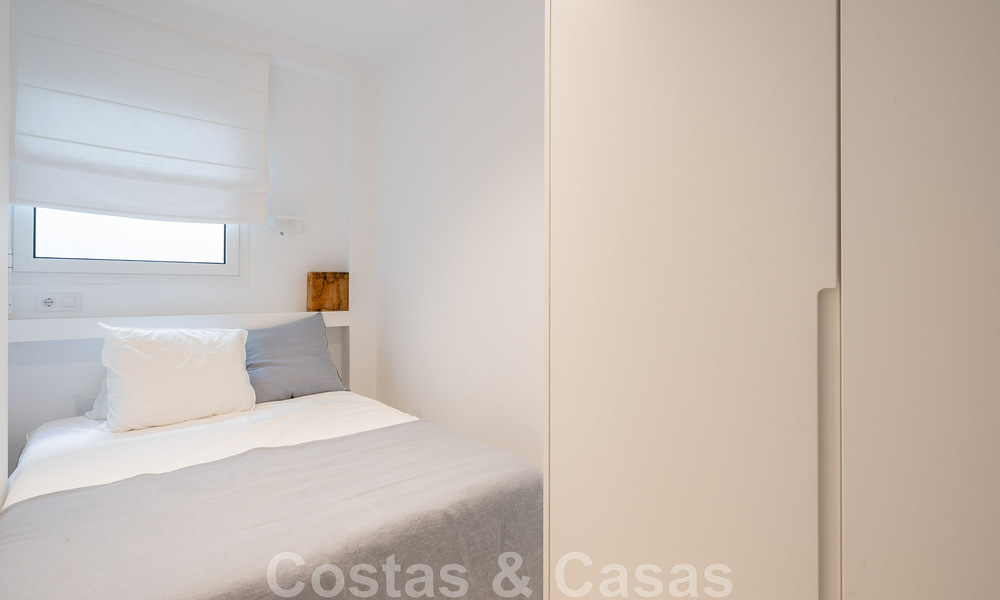 Gerenoveerd eerstelijnstrand appartement te koop in een mediterraan strandcomplex met panoramisch zeezicht, op de New Golden Mile tussen Marbella en Estepona 49044