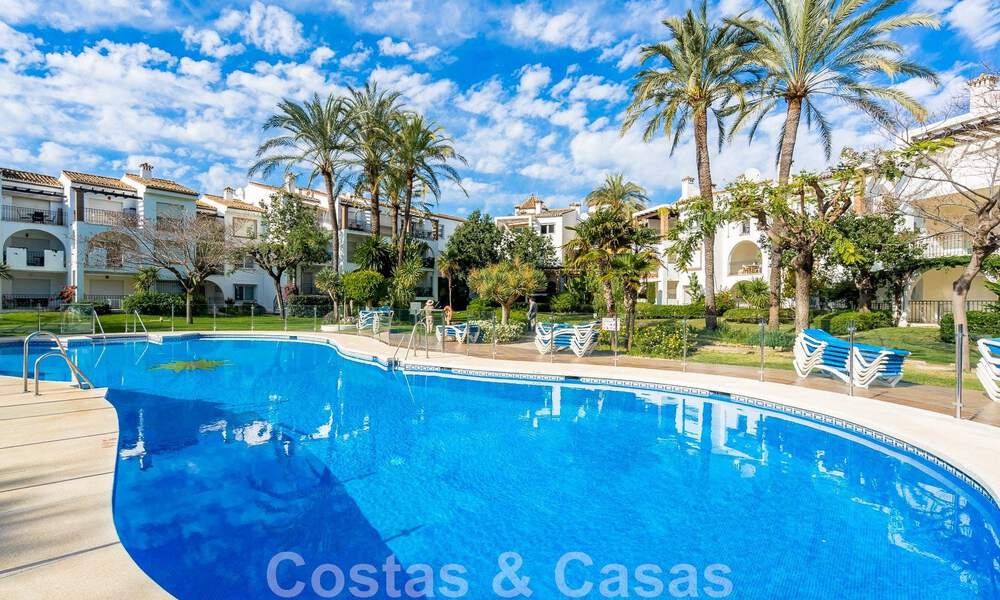 Gerenoveerd eerstelijnstrand appartement te koop in een mediterraan strandcomplex met panoramisch zeezicht, op de New Golden Mile tussen Marbella en Estepona 49046