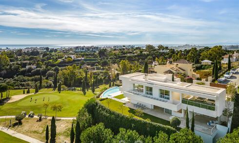 Eerstelijns golf luxevilla in een elegante moderne stijl met prachtig golf- en zeezicht te koop in Los Flamingos Golfresort in Marbella - Benahavis 48901