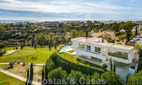 Eerstelijns golf luxevilla in een elegante moderne stijl met prachtig golf- en zeezicht te koop in Los Flamingos Golfresort in Marbella - Benahavis 48925