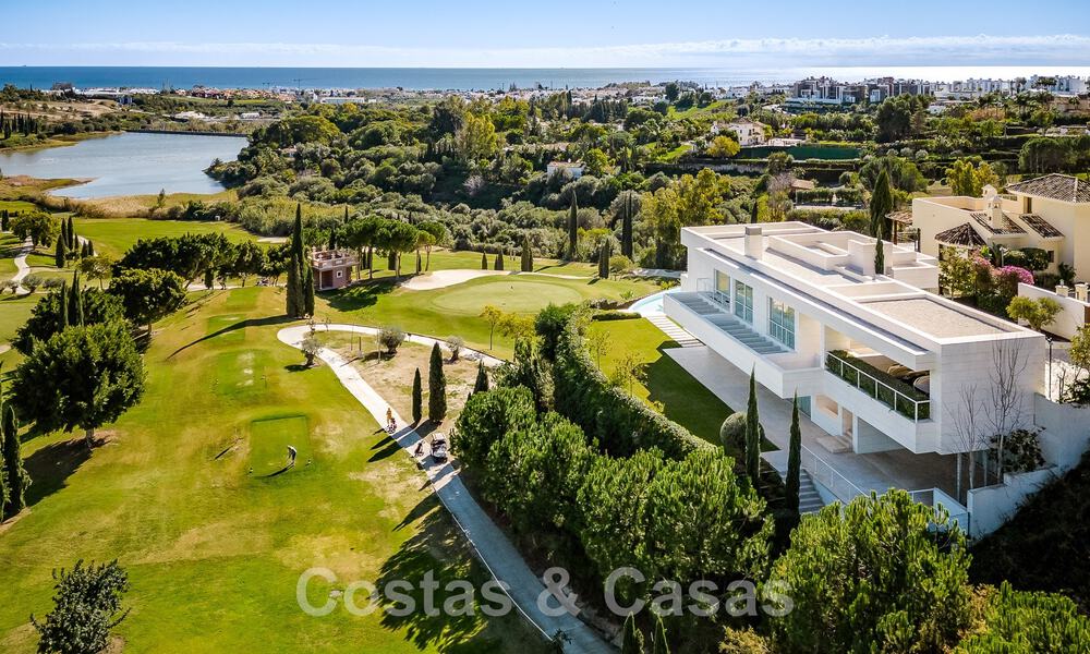 Eerstelijns golf luxevilla in een elegante moderne stijl met prachtig golf- en zeezicht te koop in Los Flamingos Golfresort in Marbella - Benahavis 48927