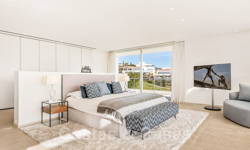 Eerstelijns golf luxevilla in een elegante moderne stijl met prachtig golf- en zeezicht te koop in Los Flamingos Golfresort in Marbella - Benahavis 48932