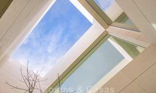 Eerstelijns golf luxevilla in een elegante moderne stijl met prachtig golf- en zeezicht te koop in Los Flamingos Golfresort in Marbella - Benahavis 48946 