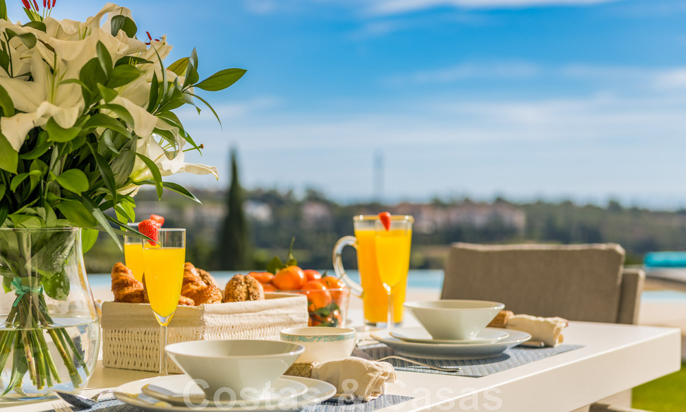 Eerstelijns golf luxevilla in een elegante moderne stijl met prachtig golf- en zeezicht te koop in Los Flamingos Golfresort in Marbella - Benahavis 48951