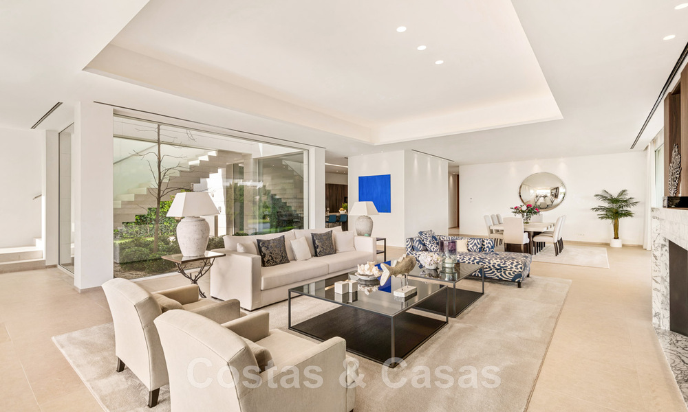 Eerstelijns golf luxevilla in een elegante moderne stijl met prachtig golf- en zeezicht te koop in Los Flamingos Golfresort in Marbella - Benahavis 48962