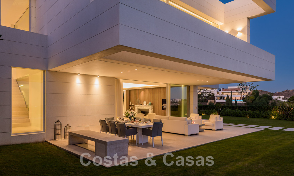 Eerstelijns golf luxevilla in een elegante moderne stijl met prachtig golf- en zeezicht te koop in Los Flamingos Golfresort in Marbella - Benahavis 48972