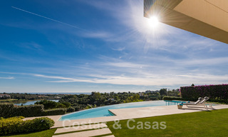 Eerstelijns golf luxevilla in een elegante moderne stijl met prachtig golf- en zeezicht te koop in Los Flamingos Golfresort in Marbella - Benahavis 48974 