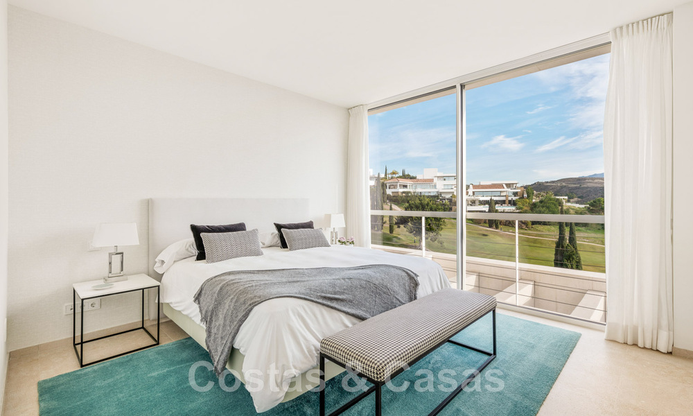 Eerstelijns golf luxevilla in een elegante moderne stijl met prachtig golf- en zeezicht te koop in Los Flamingos Golfresort in Marbella - Benahavis 48975