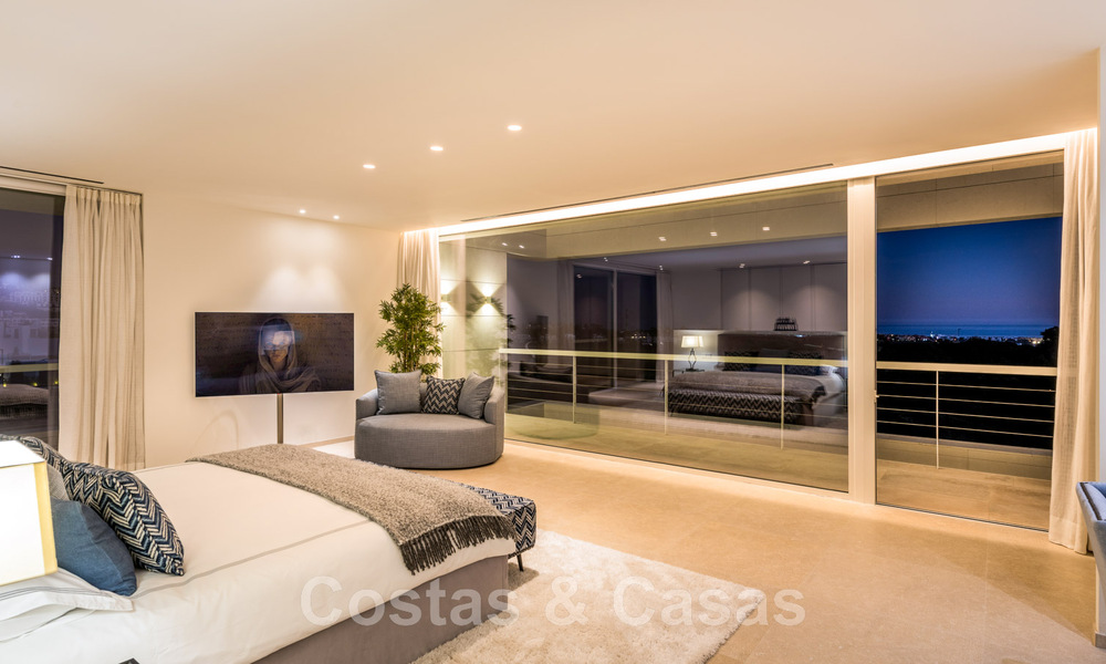 Eerstelijns golf luxevilla in een elegante moderne stijl met prachtig golf- en zeezicht te koop in Los Flamingos Golfresort in Marbella - Benahavis 48981