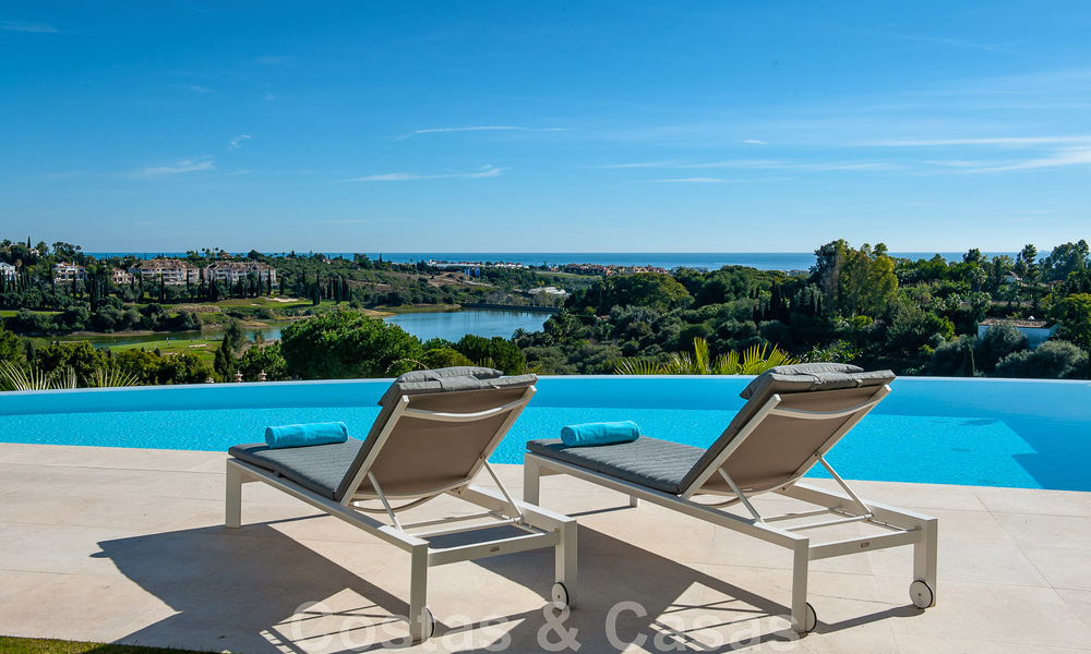 Eerstelijns golf luxevilla in een elegante moderne stijl met prachtig golf- en zeezicht te koop in Los Flamingos Golfresort in Marbella - Benahavis 49006