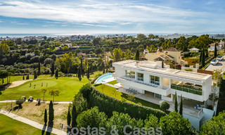 Eerstelijns golf luxevilla in een elegante moderne stijl met prachtig golf- en zeezicht te koop in Los Flamingos Golfresort in Marbella - Benahavis 49025 