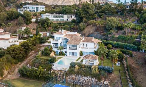 Elegante, Spaanse luxevilla te koop met privé tennisbaan in een afgesloten woonwijk in La Quinta, Benahavis - Marbella 50380