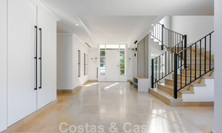 Elegante, Spaanse luxevilla te koop met privé tennisbaan in een afgesloten woonwijk in La Quinta, Benahavis - Marbella 50383 