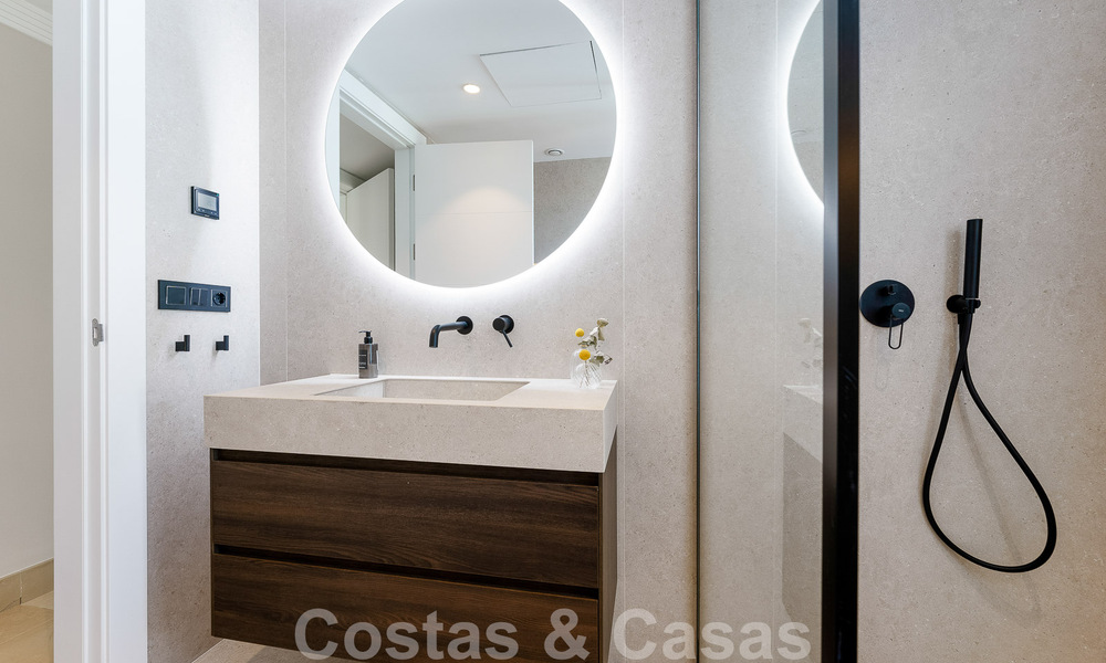 Elegante, Spaanse luxevilla te koop met privé tennisbaan in een afgesloten woonwijk in La Quinta, Benahavis - Marbella 50413