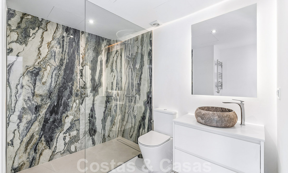 Instapklaar! Eén niveau villa te koop met 4 slaapkamers, op 400m van het strand op de New Golden Mile, Marbella - Estepona 50006