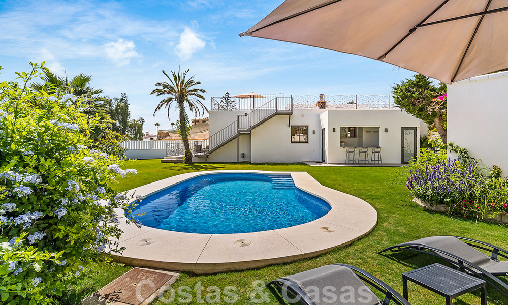 Instapklaar! Eén niveau villa te koop met 4 slaapkamers, op 400m van het strand op de New Golden Mile, Marbella - Estepona 50016