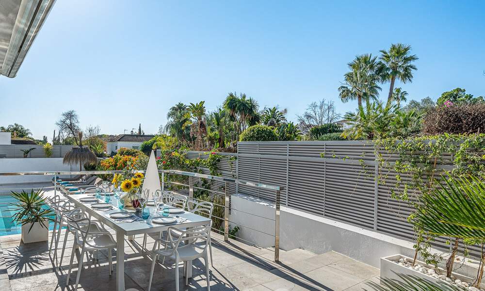 Sfeervolle luxevilla in contemporaine bouwstijl te koop met zeezicht, gelegen in een begeerde residentiële woonwijk op Marbella’s Golden Mile 50164