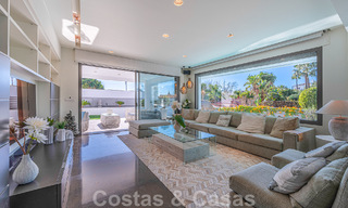 Sfeervolle luxevilla in contemporaine bouwstijl te koop met zeezicht, gelegen in een begeerde residentiële woonwijk op Marbella’s Golden Mile 50166 