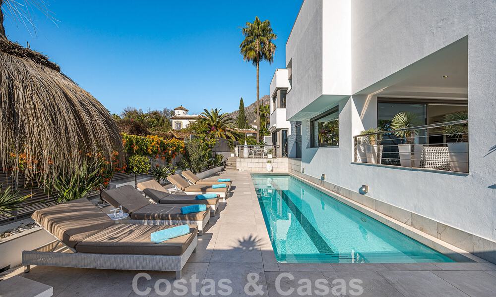 Sfeervolle luxevilla in contemporaine bouwstijl te koop met zeezicht, gelegen in een begeerde residentiële woonwijk op Marbella’s Golden Mile 50178