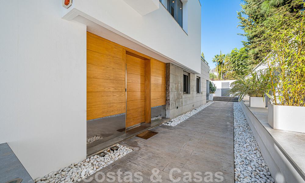Sfeervolle luxevilla in contemporaine bouwstijl te koop met zeezicht, gelegen in een begeerde residentiële woonwijk op Marbella’s Golden Mile 50180