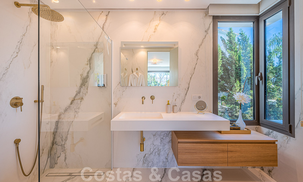 Sfeervolle luxevilla in contemporaine bouwstijl te koop met zeezicht, gelegen in een begeerde residentiële woonwijk op Marbella’s Golden Mile 50182