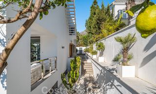 Sfeervolle luxevilla in contemporaine bouwstijl te koop met zeezicht, gelegen in een begeerde residentiële woonwijk op Marbella’s Golden Mile 50186 
