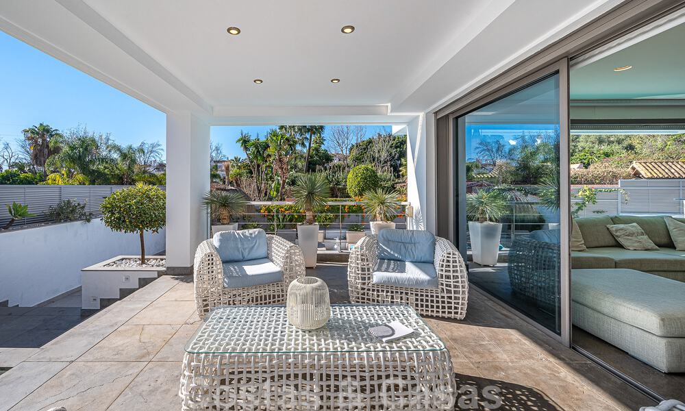 Sfeervolle luxevilla in contemporaine bouwstijl te koop met zeezicht, gelegen in een begeerde residentiële woonwijk op Marbella’s Golden Mile 50188