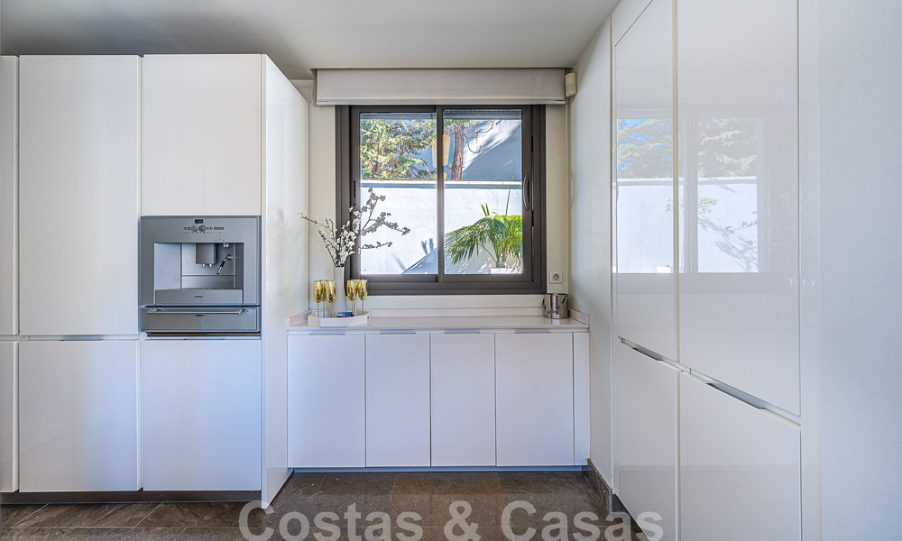 Sfeervolle luxevilla in contemporaine bouwstijl te koop met zeezicht, gelegen in een begeerde residentiële woonwijk op Marbella’s Golden Mile 50189