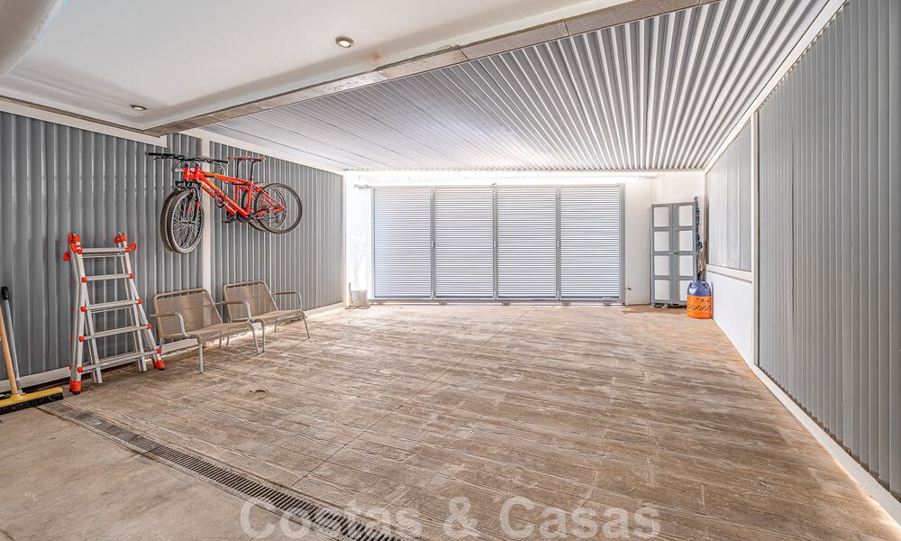 Sfeervolle luxevilla in contemporaine bouwstijl te koop met zeezicht, gelegen in een begeerde residentiële woonwijk op Marbella’s Golden Mile 50190