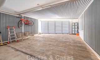 Sfeervolle luxevilla in contemporaine bouwstijl te koop met zeezicht, gelegen in een begeerde residentiële woonwijk op Marbella’s Golden Mile 50190 