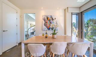 Sfeervolle luxevilla in contemporaine bouwstijl te koop met zeezicht, gelegen in een begeerde residentiële woonwijk op Marbella’s Golden Mile 50192 