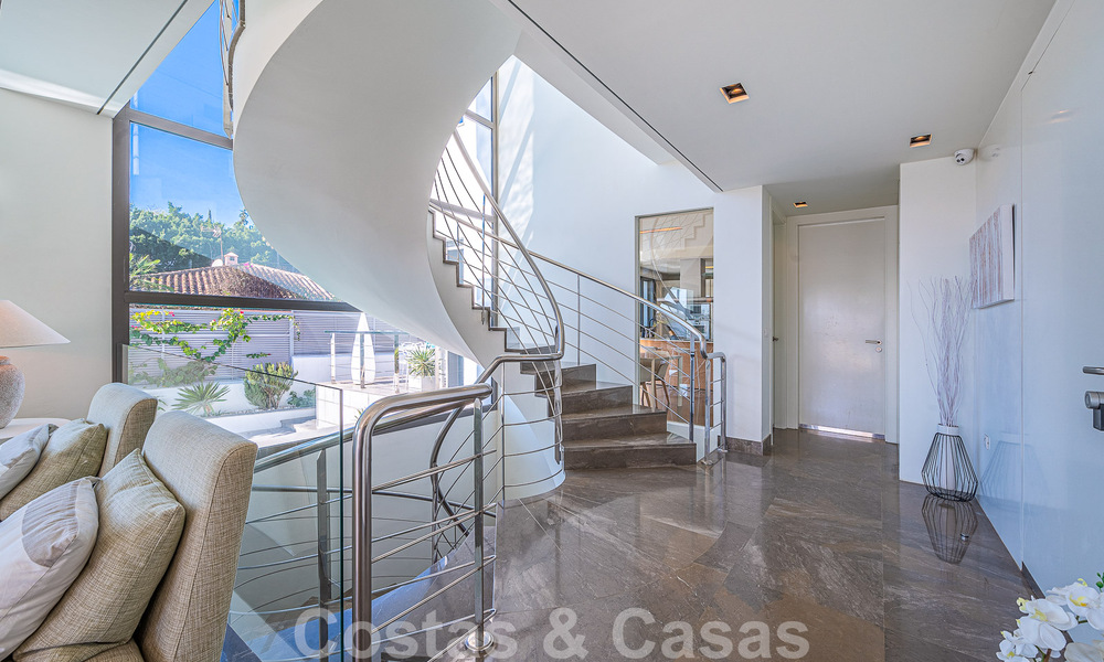 Sfeervolle luxevilla in contemporaine bouwstijl te koop met zeezicht, gelegen in een begeerde residentiële woonwijk op Marbella’s Golden Mile 50195