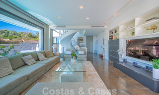 Sfeervolle luxevilla in contemporaine bouwstijl te koop met zeezicht, gelegen in een begeerde residentiële woonwijk op Marbella’s Golden Mile 50196 