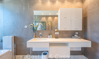 Sfeervolle luxevilla in contemporaine bouwstijl te koop met zeezicht, gelegen in een begeerde residentiële woonwijk op Marbella’s Golden Mile 50198 