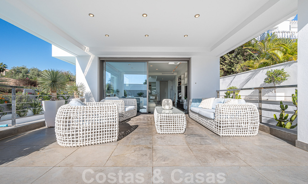 Sfeervolle luxevilla in contemporaine bouwstijl te koop met zeezicht, gelegen in een begeerde residentiële woonwijk op Marbella’s Golden Mile 50201