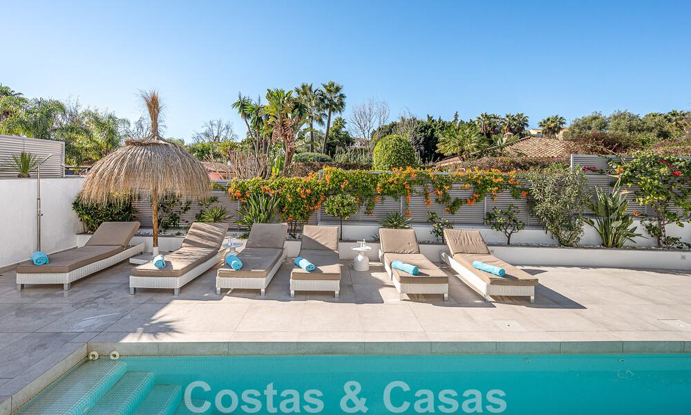 Sfeervolle luxevilla in contemporaine bouwstijl te koop met zeezicht, gelegen in een begeerde residentiële woonwijk op Marbella’s Golden Mile 50202