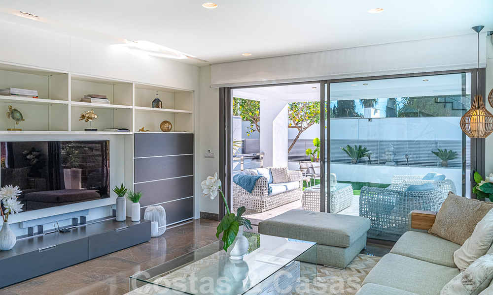 Sfeervolle luxevilla in contemporaine bouwstijl te koop met zeezicht, gelegen in een begeerde residentiële woonwijk op Marbella’s Golden Mile 50206