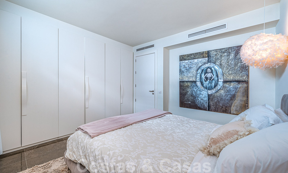 Sfeervolle luxevilla in contemporaine bouwstijl te koop met zeezicht, gelegen in een begeerde residentiële woonwijk op Marbella’s Golden Mile 50211