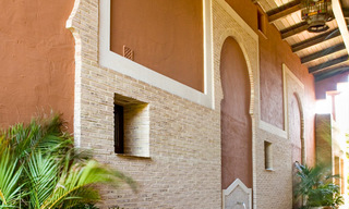 Luxe appartementen in Alhambra stijl te koop aan de strandzijde tussen Marbella en Estepona 25984 