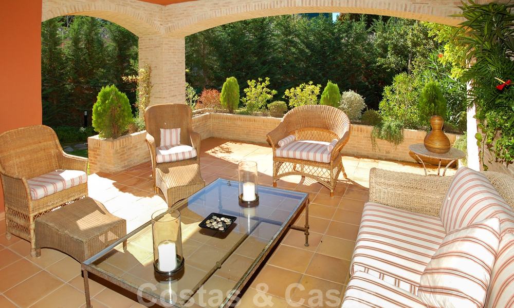 Luxe appartementen in Alhambra stijl te koop aan de strandzijde tussen Marbella en Estepona 25994