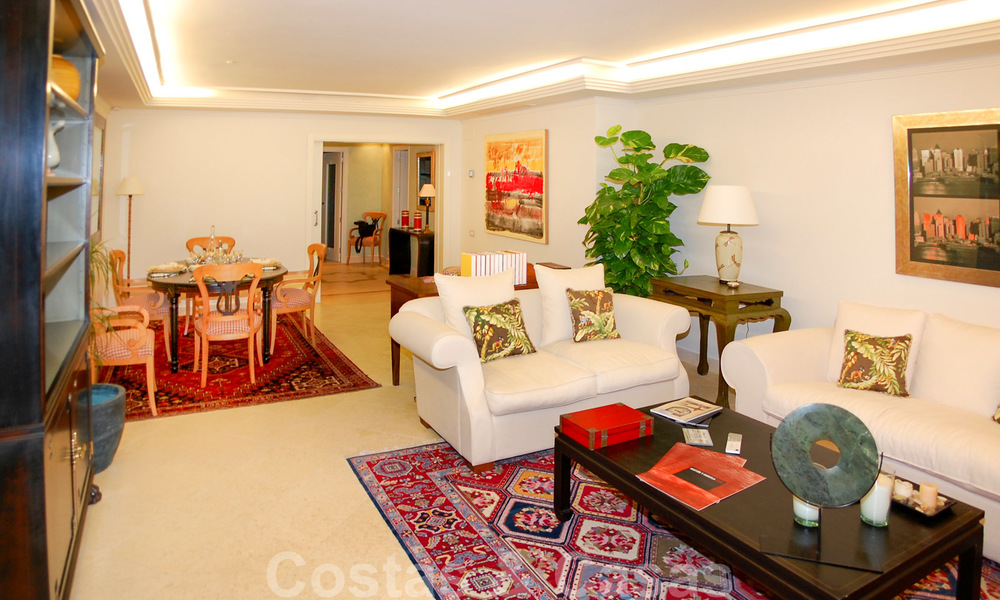 Luxe appartementen in Alhambra stijl te koop aan de strandzijde tussen Marbella en Estepona 25995