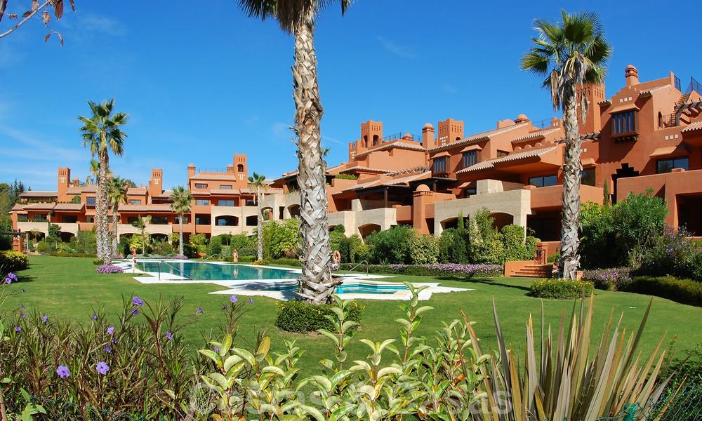 Luxe appartementen in Alhambra stijl te koop aan de strandzijde tussen Marbella en Estepona 25998