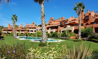 Luxe appartementen in Alhambra stijl te koop aan de strandzijde tussen Marbella en Estepona 25998 